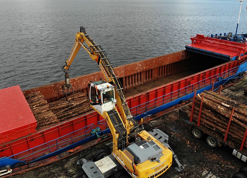 Dales Marine Services and T12 Consultancy collaborate on design and build of a new Linkspan Bridge to support export shipping of Roundwood timber