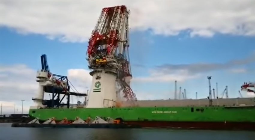 New China-built heavy-lift floating crane collapsed in Rostock VIDEO