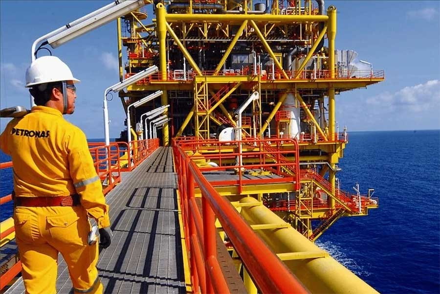 Petronas inks farm-out deal for oil & gas field off Sabah
