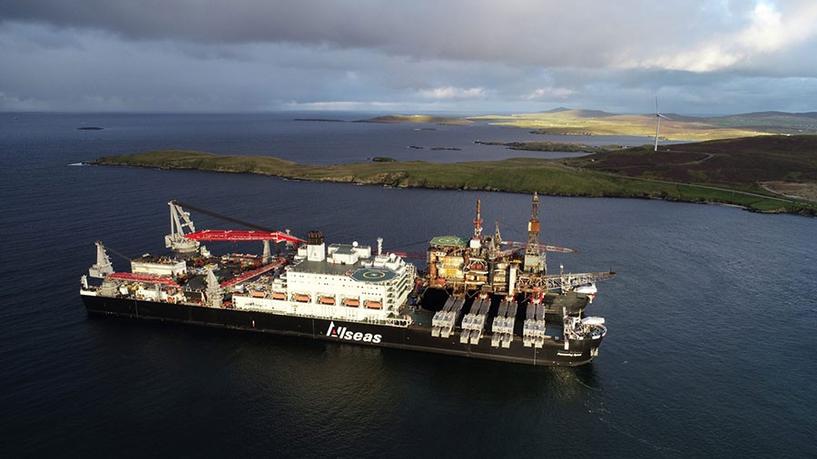 Pioneering Spirit's direct lift from quayside at Lerwick harbour